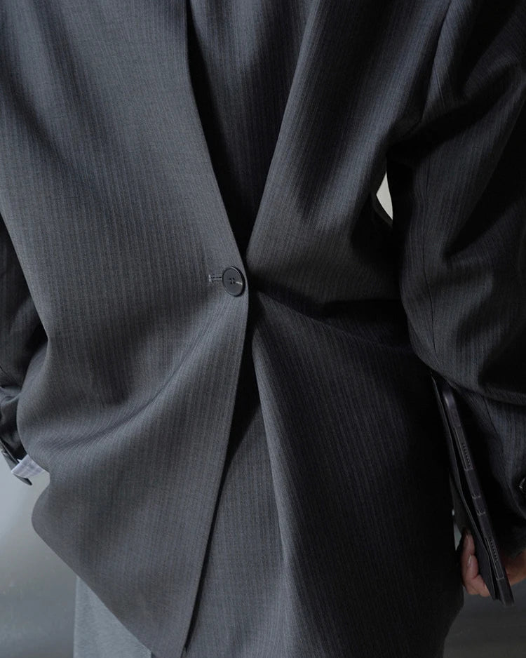 Blazer Marcelle gris foncé, une silhouette structurée pour un style chic.