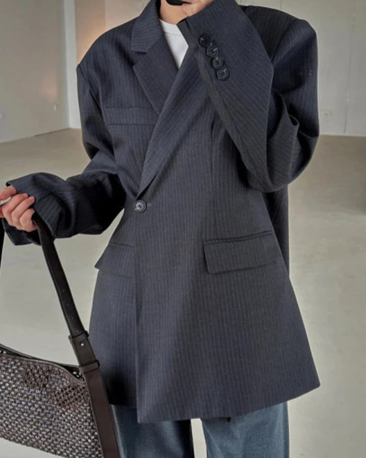 Blazer Marcelle gris foncé avec boutonnage unique, une pièce de luxe intemporel.