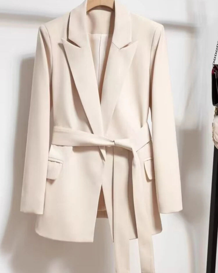 Blazer Nicole ivoire pour femme, une pièce élégante au col de costume.