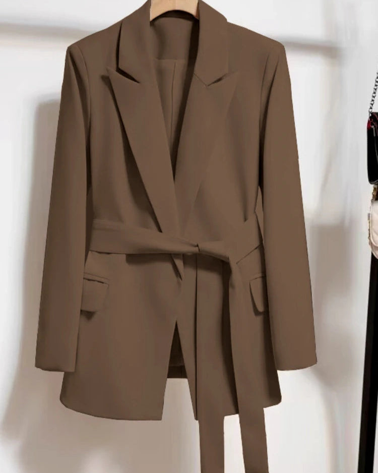 Blazer Nicole marron foncé, élégance intemporelle pour femme.