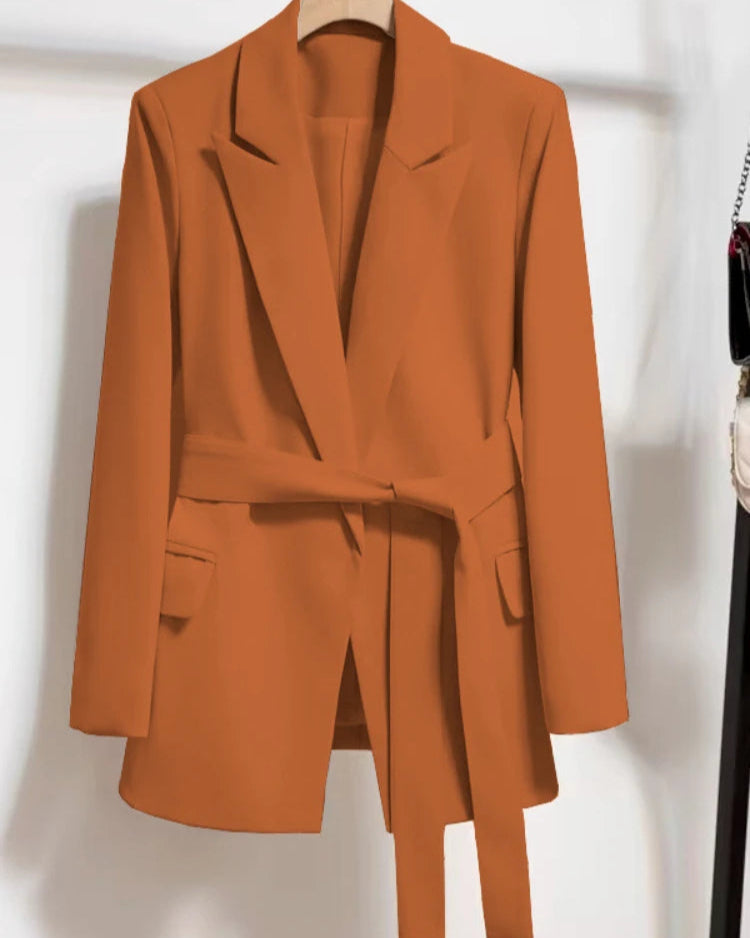 Blazer Nicole rouge orangé, une touche de couleur chic et audacieuse.