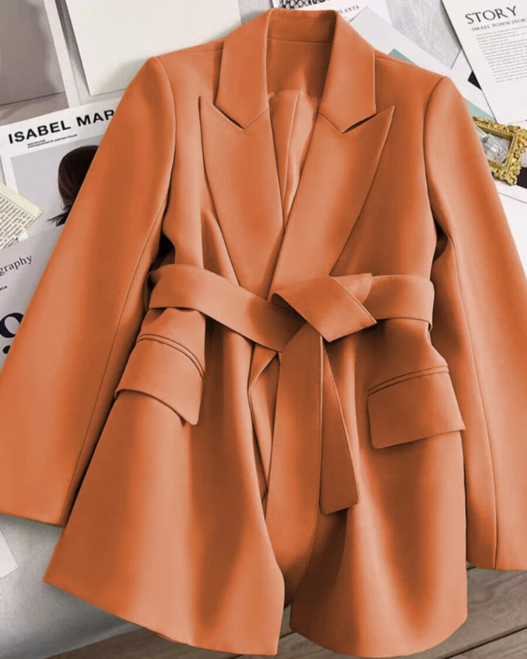 Blazer Nicole rouge orangé, une pièce moderne et élégante.