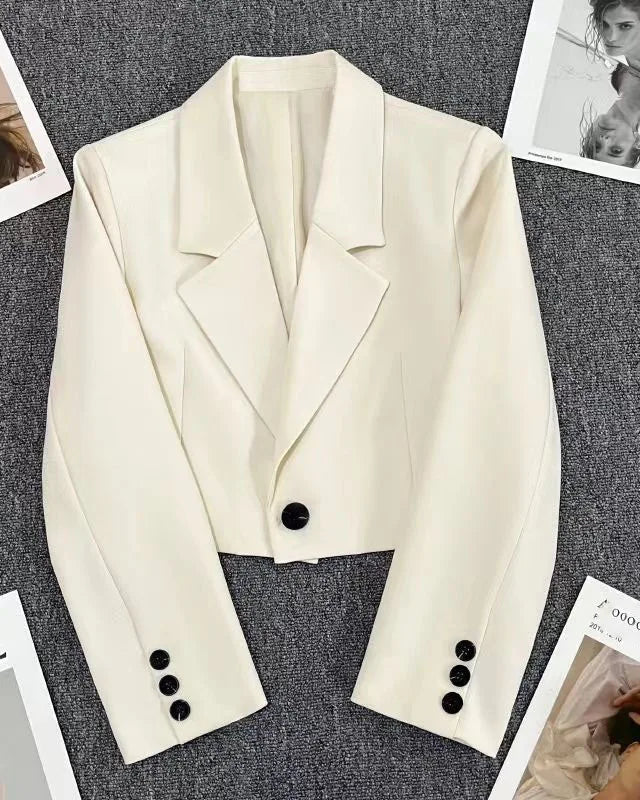Blazer Sidonie beige femme, un blazer court structuré et élégant.