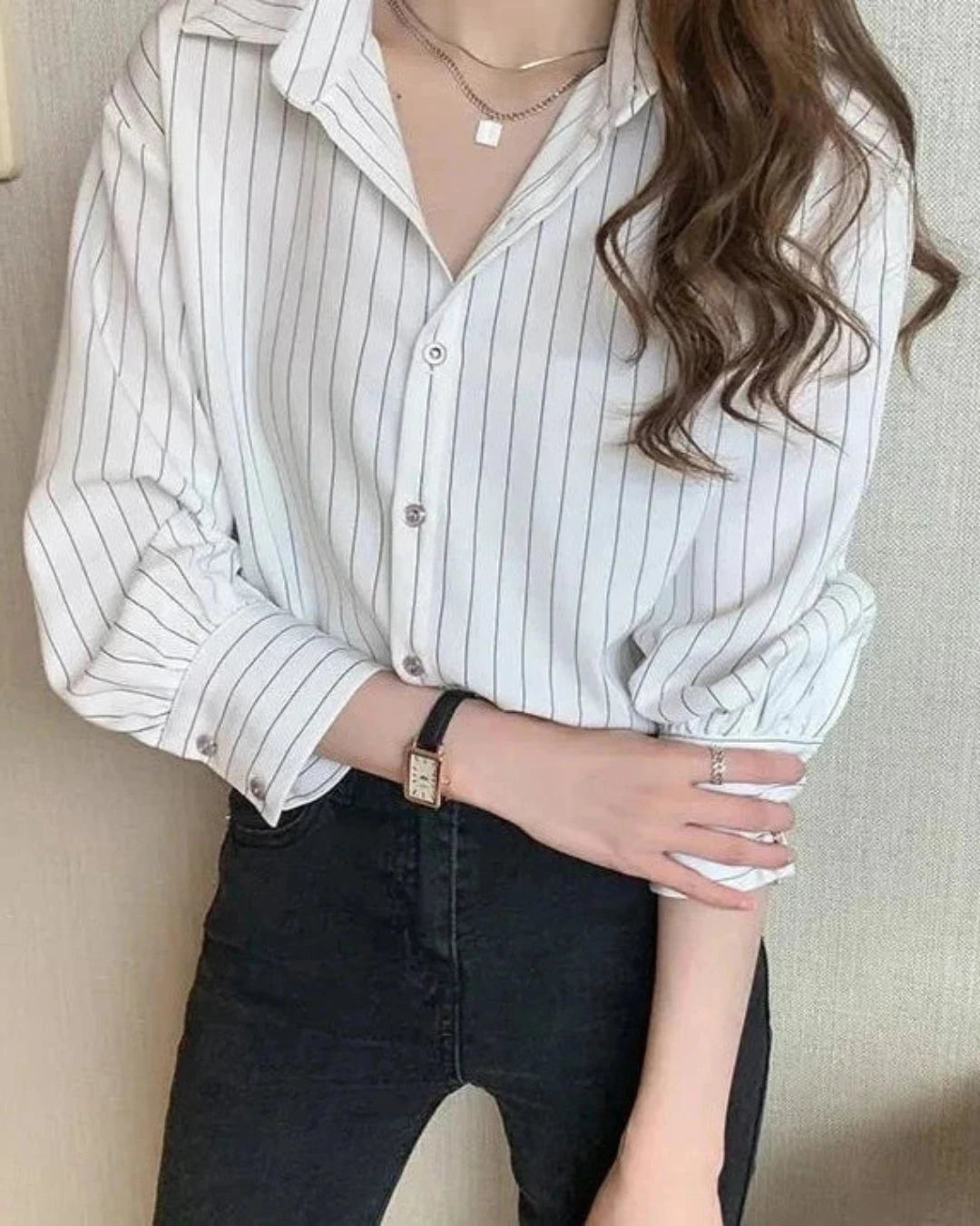 Chemise Agathe femme, blanche, mousseline de soie, col roulé et élégance intemporelle.