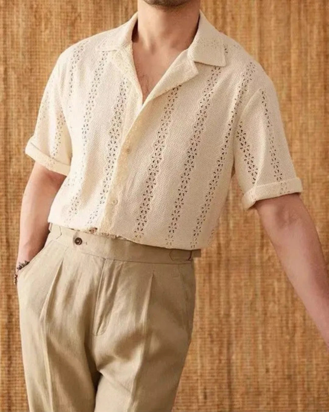 Chemise fluide et légère homme, blanc cassé, inspiration chic.