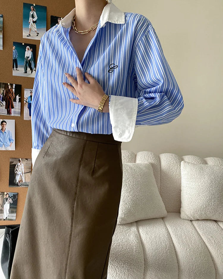 Chemise Blanche femme, bleu, col rabattu, style sobre et raffiné pour femme chic.