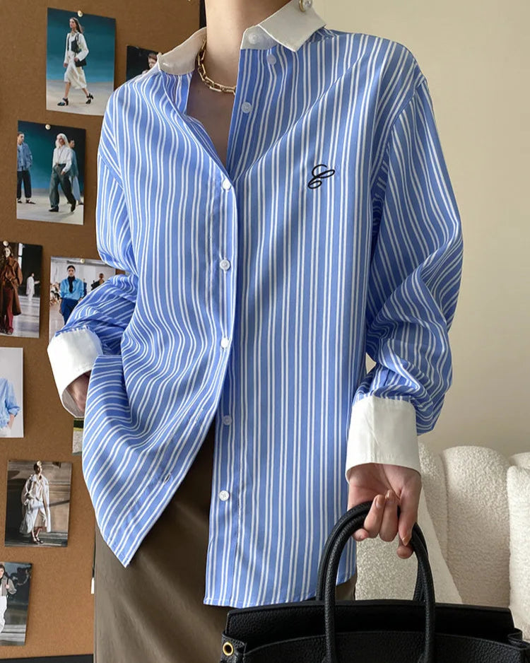 Chemise Blanche femme, bleu, fibres naturelles, col rabattu et bouton simple.