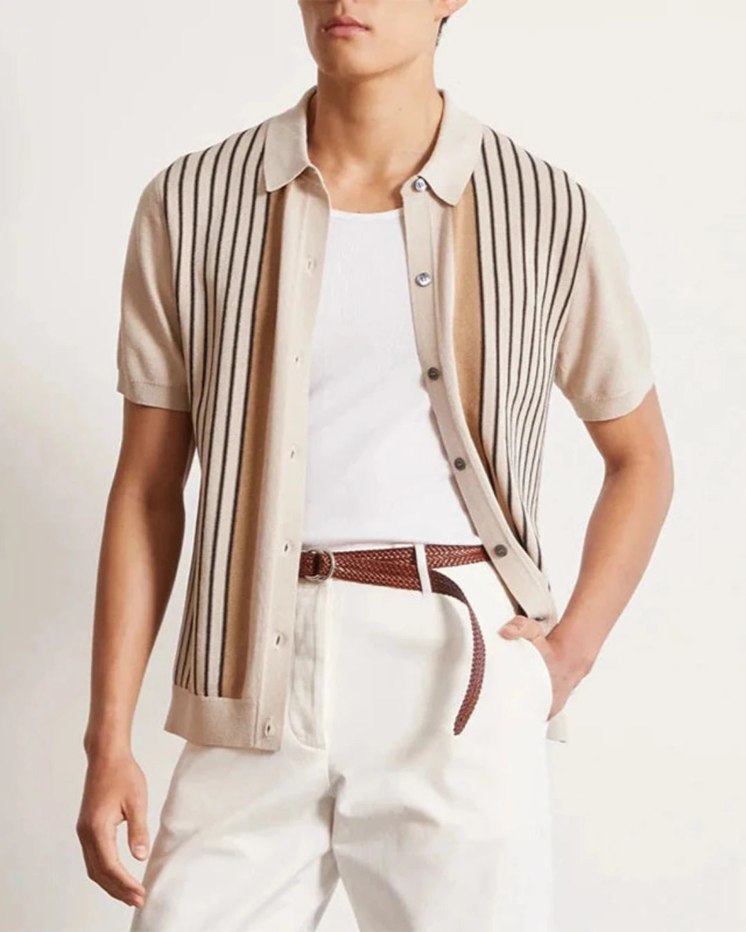 Polo chemise homme abricot, manches courtes et tissu respirant.