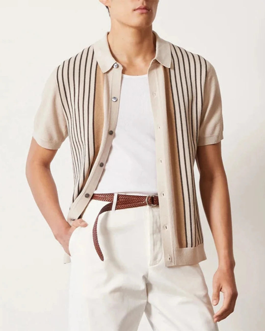 Polo chemise homme abricot, manches courtes et tissu respirant.