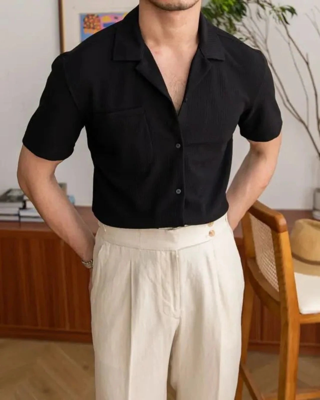 Chemise Gabriel noire pour homme, coupe intemporelle, manches courtes et col soigné.