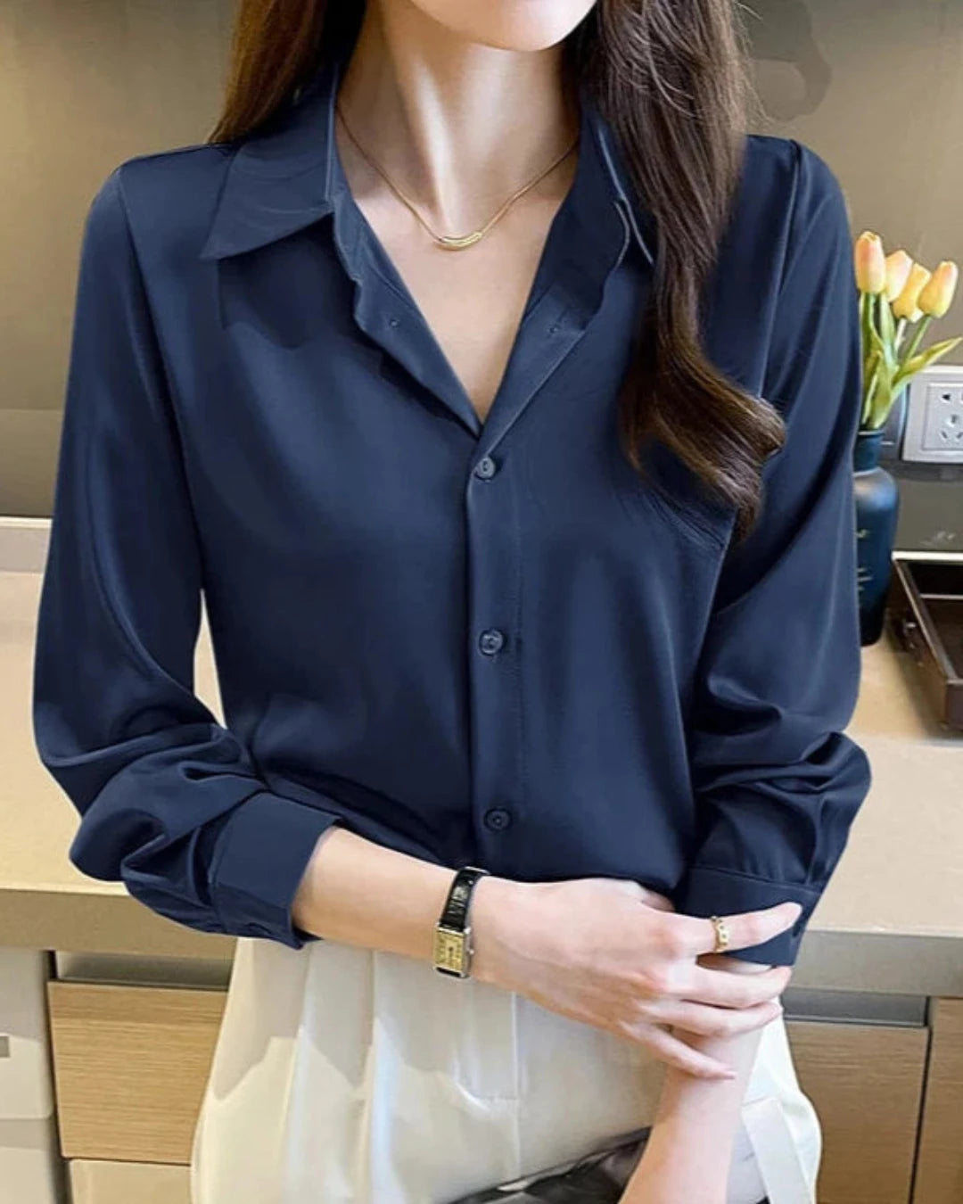 Chemise Hortense femme, bleu navy, satin fluide et raffiné.