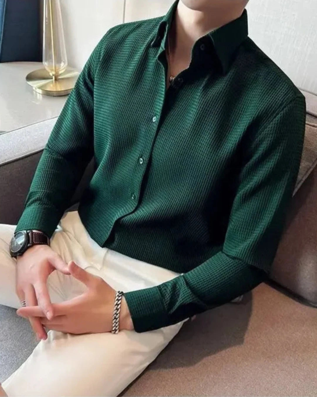 Chemise Jules verte, vue de détail, tissu haut de gamme pour homme, style chic.