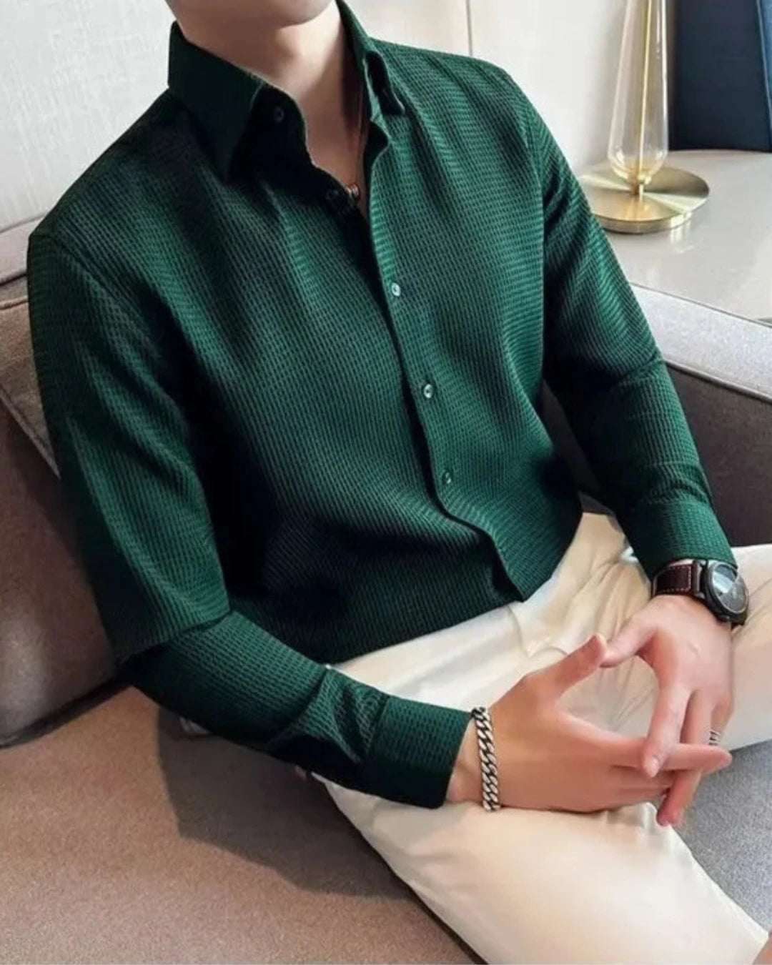 Chemise Jules verte, vue de détail, tissu haut de gamme pour homme, style chic.