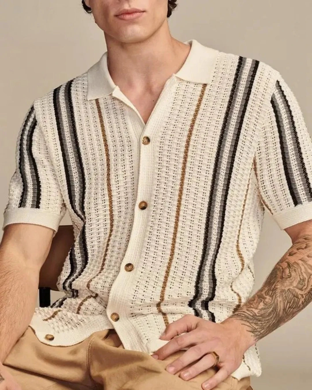 Chemise Léandre homme, beige, rayée, col rabattu et manches courtes.