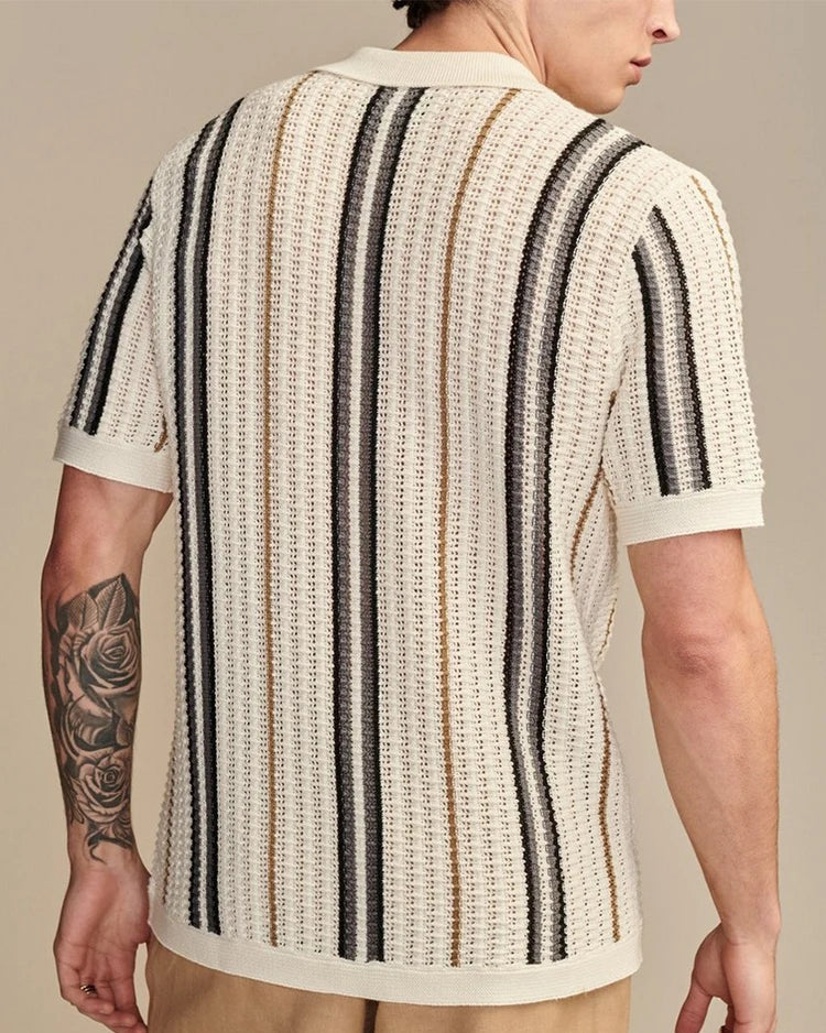 Chemise beige rayée pour homme, style décontracté, simple boutonnage.