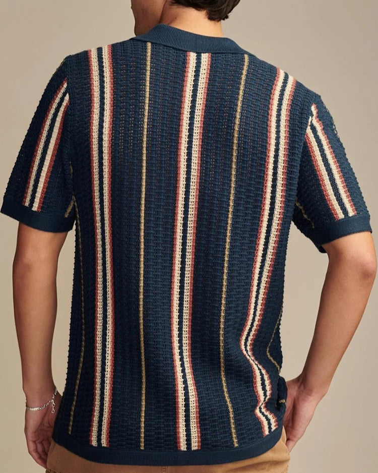 Chemise estivale bleu foncé homme, style casual, tissu respirant.