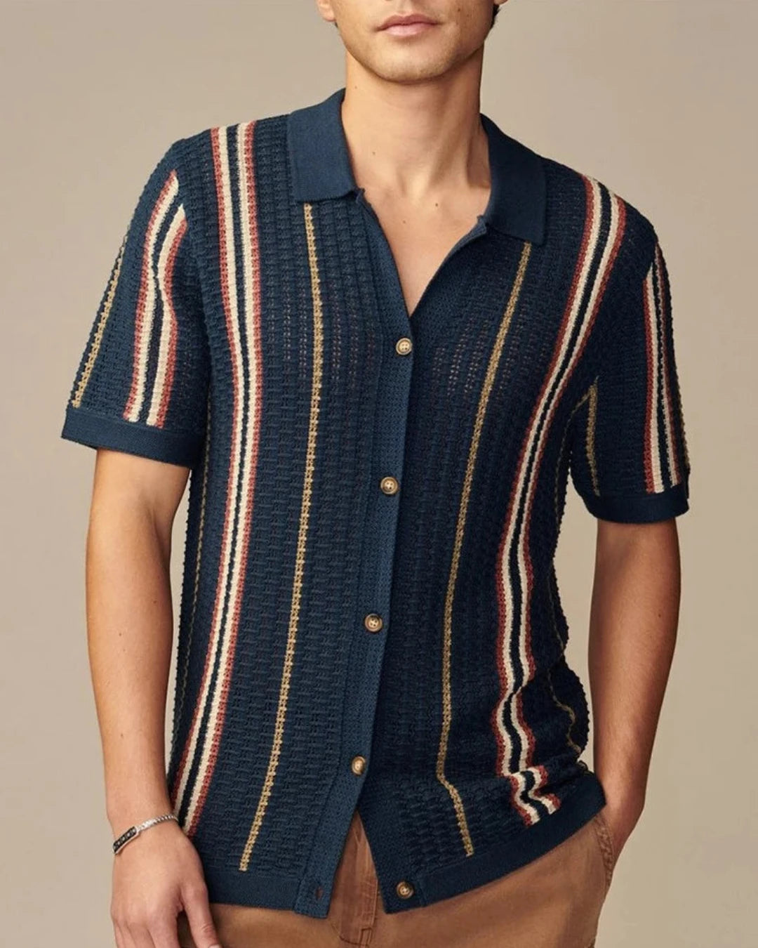 Chemise homme bleu foncé en viscose rayée, ouverture complète.