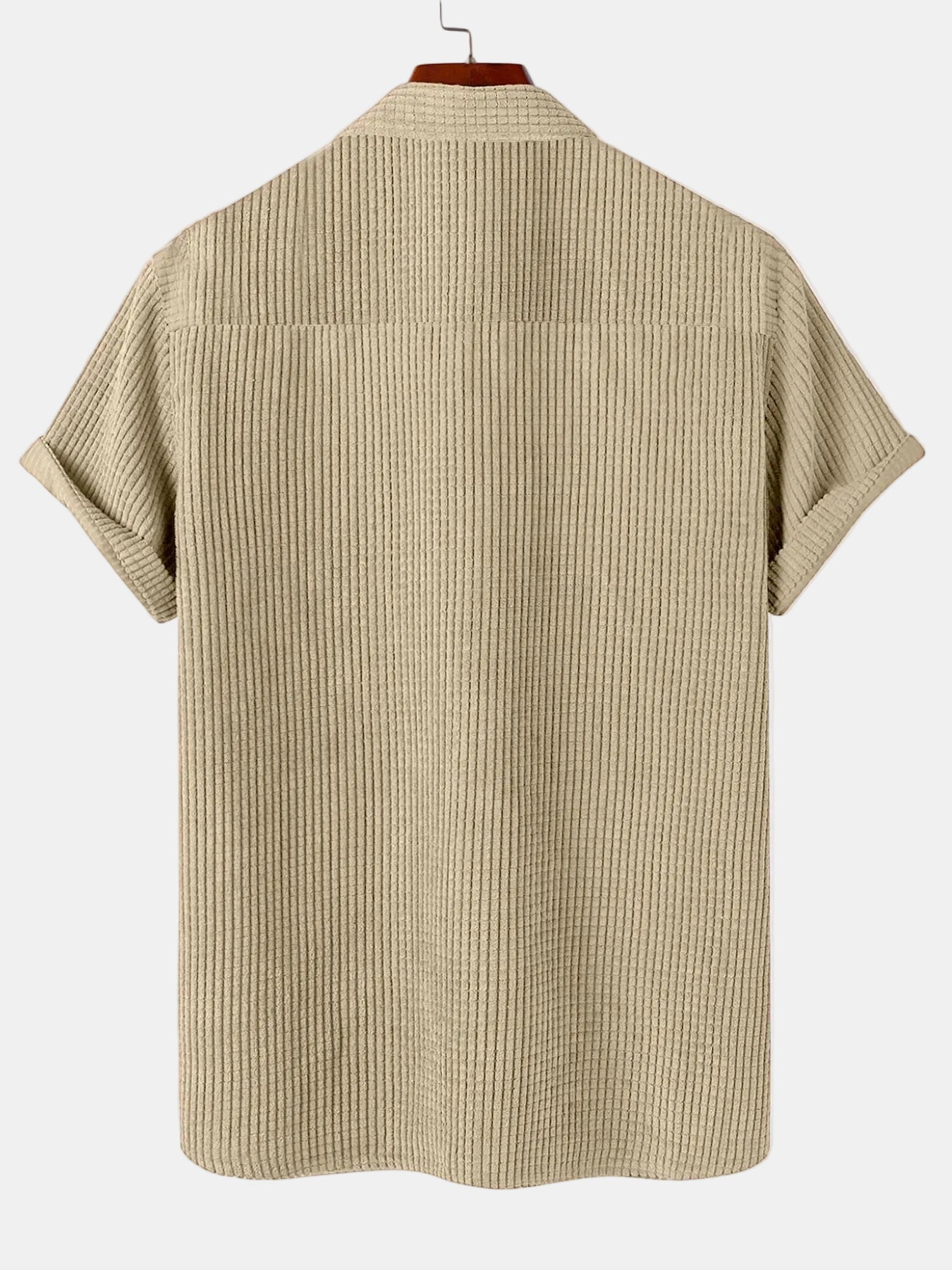 Chemise décontractée kaki pour homme, coupe fluide et boutonnage simple.