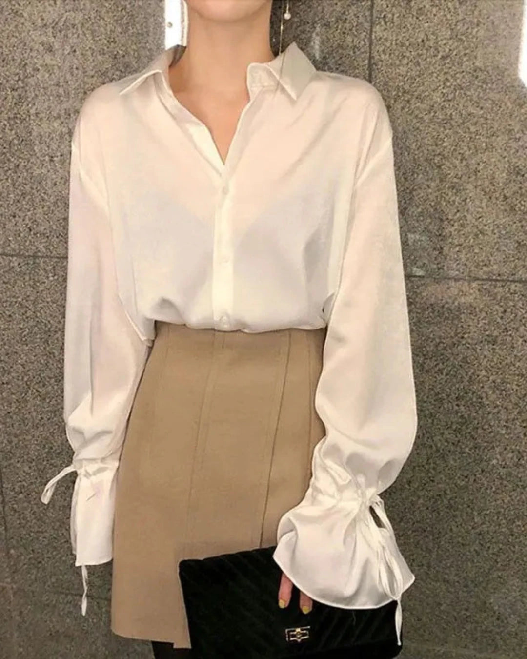 Chemise Lilly avec col rabattu et boutonnage simple, coupe chic et sophistiquée.