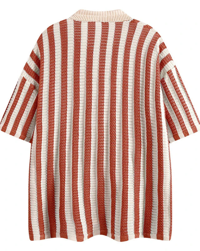 Chemise rayée rouge à ouverture complète, tissu polyester tricoté.