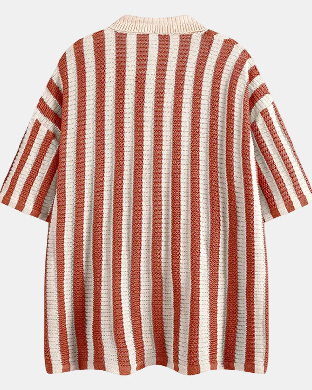 Chemise rayée rouge à ouverture complète, tissu polyester tricoté.