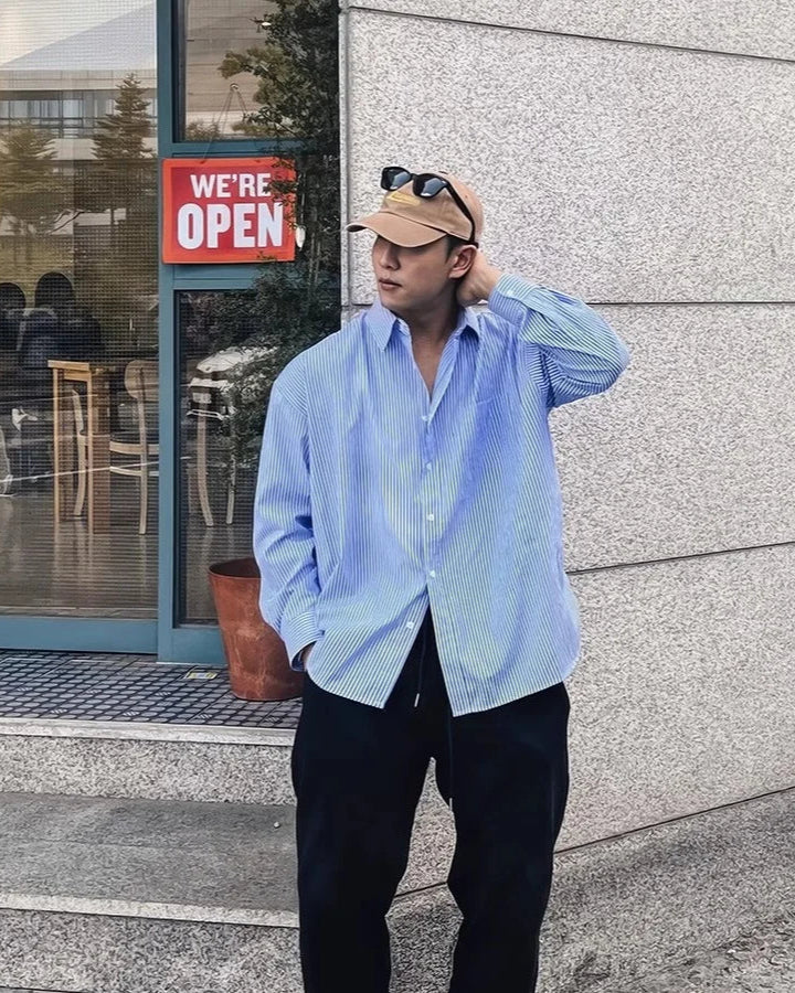 Chemise Martin homme, couleur bleu, avec col rabattu et boutonnage simple, style élégant.