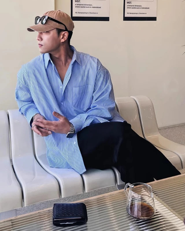 Chemise Martin homme, couleur bleu, avec col rabattu et boutonnage simple, style élégant.