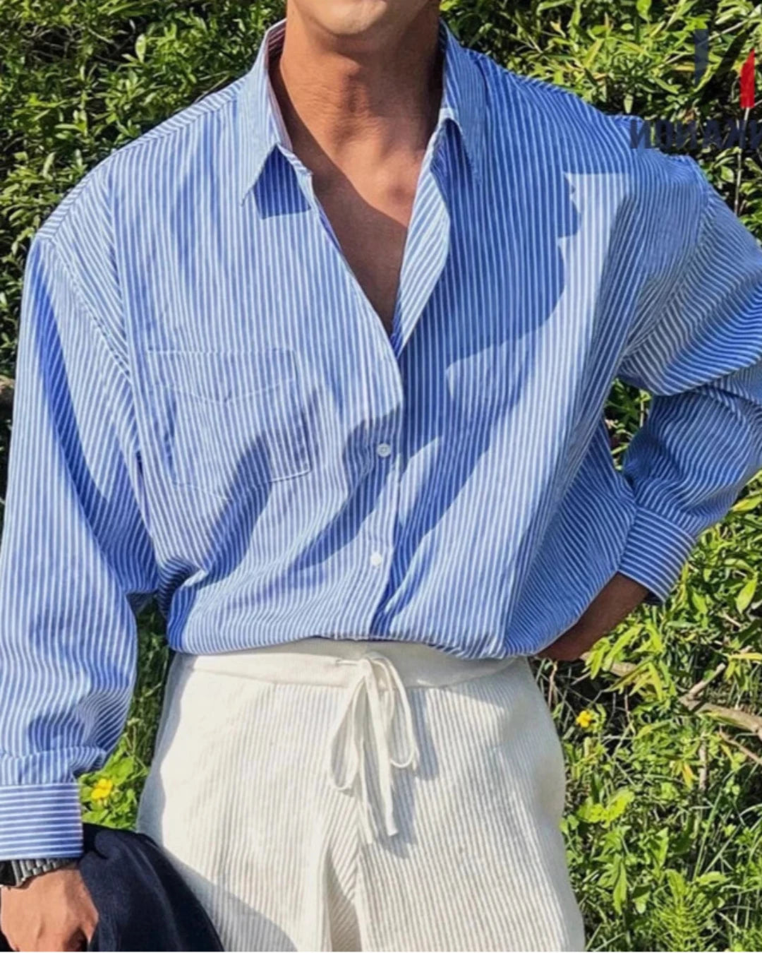 Chemise Martin homme, couleur bleu, avec col rabattu et boutonnage simple, style élégant.