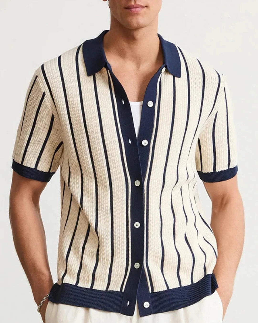 Chemise Maxence pour homme en viscose beige, manches courtes, col rabattu.