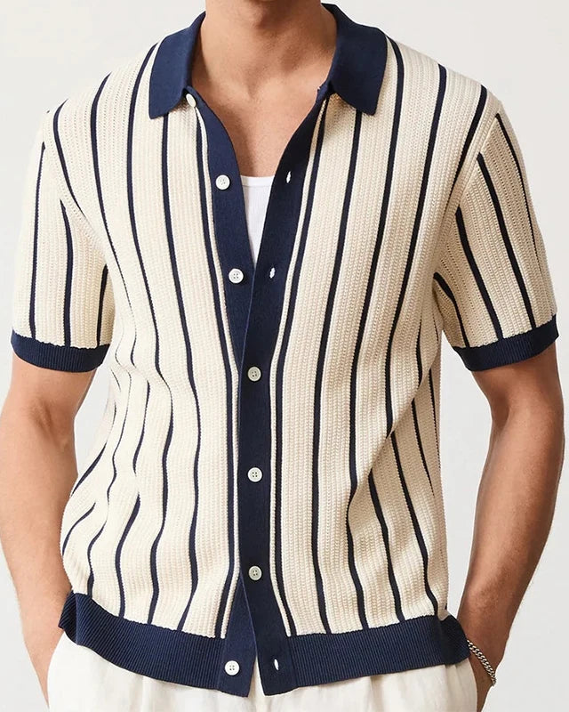 Chemise beige pour homme avec col rabattu, style estival élégant.