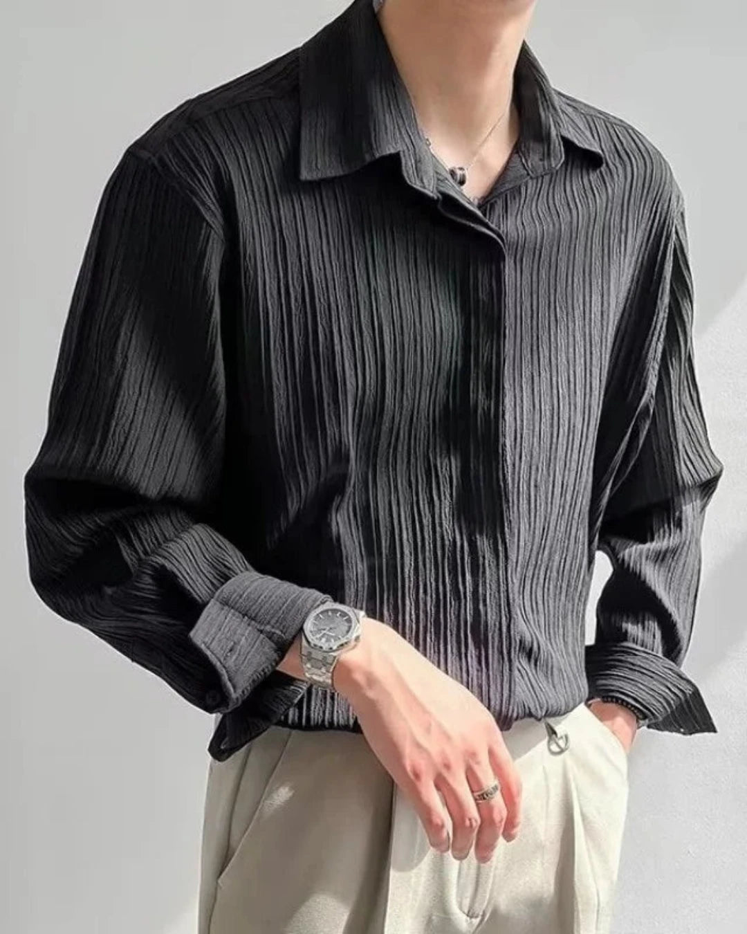 Chemise Raoul noire homme, style élégant à col rabattu.