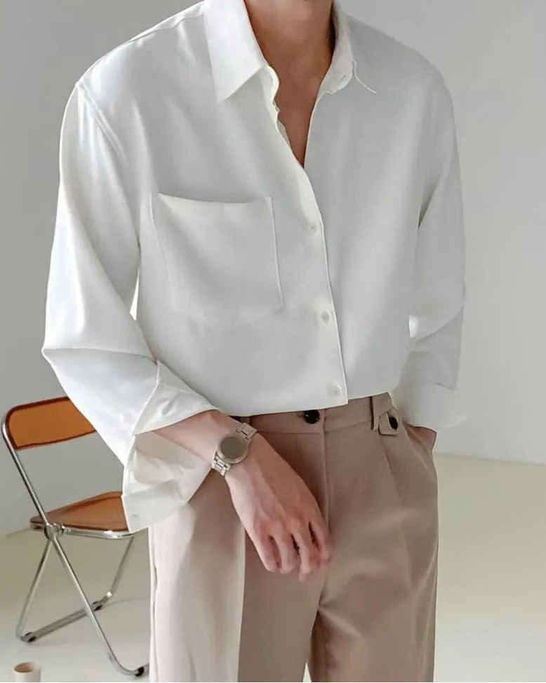 Chemise Raphaël blanche pour homme, en tissu batik, style Old Money, coupe élégante et raffinée.