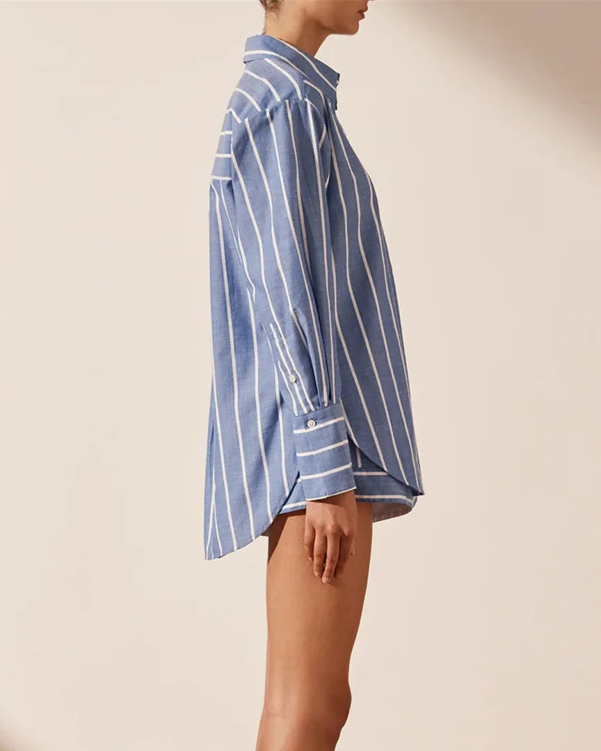 Chemise longue rayée femme, ouverture complète, style élégant.