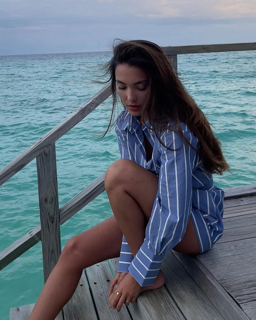 Look complet Old Money femme avec chemise rayée et short assorti.