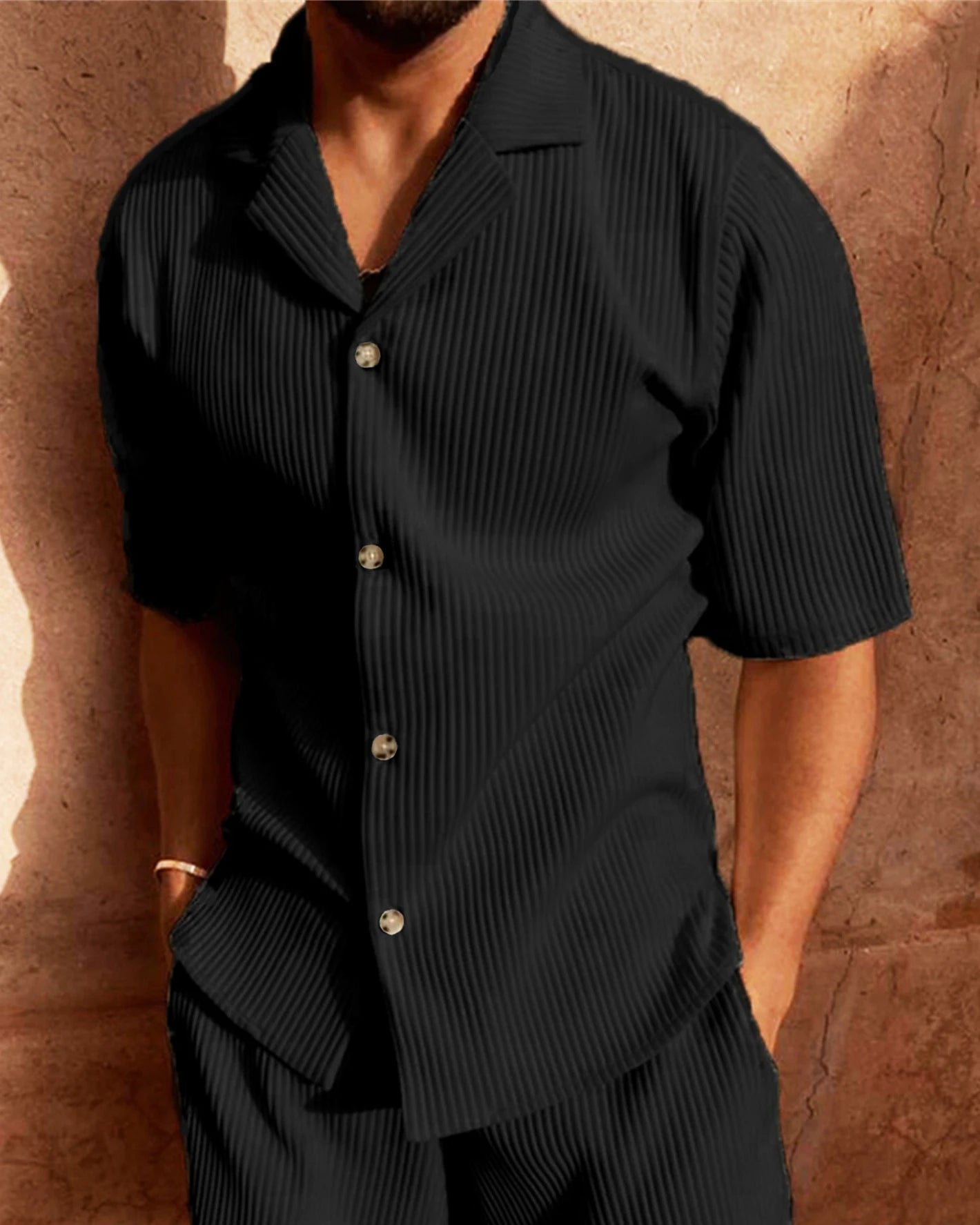 Ensemble Ambroise noir pour homme, chemise rayée à manches courtes et short élégant.