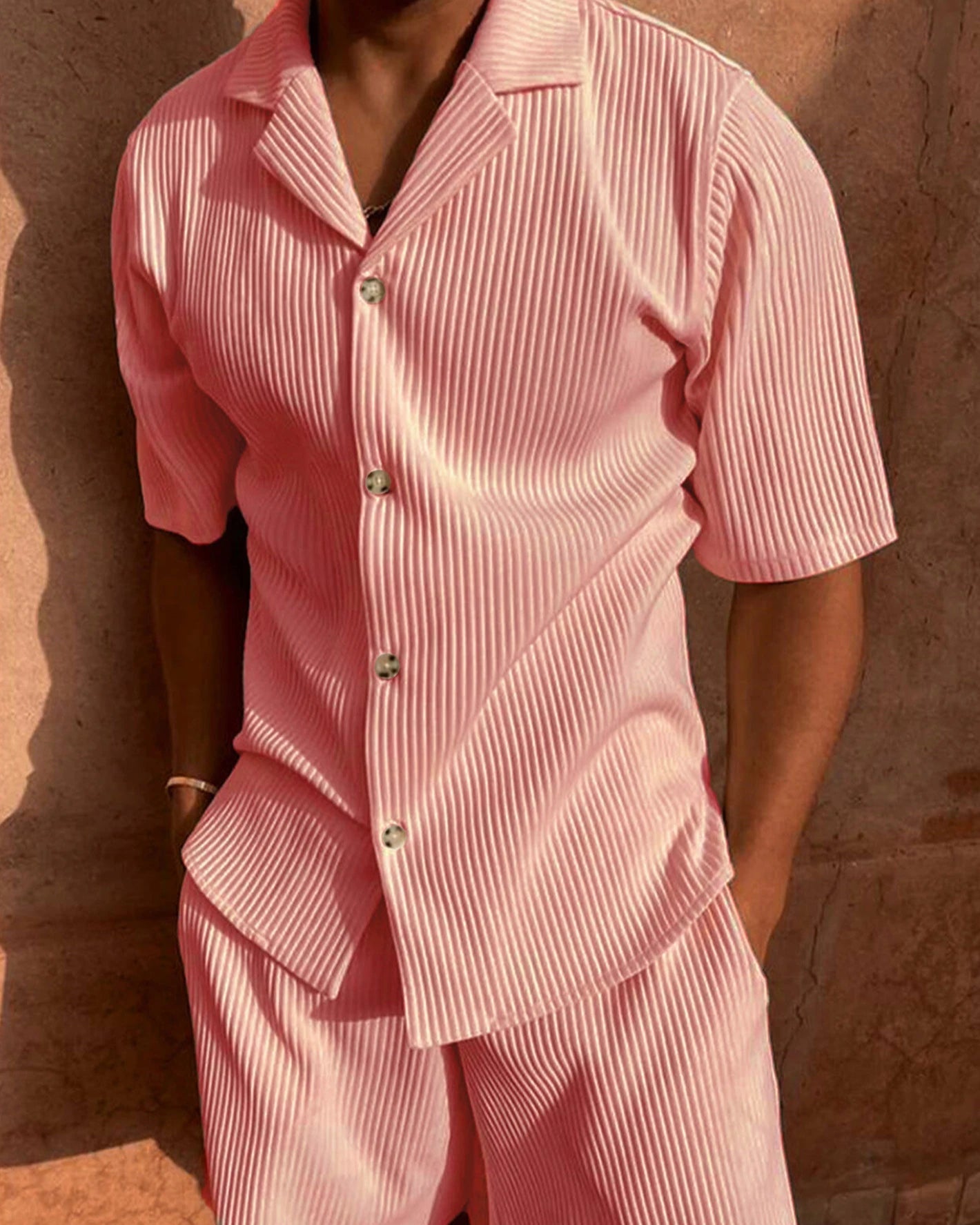 Ensemble rose Ambroise pour homme, chemise et short élégants.
