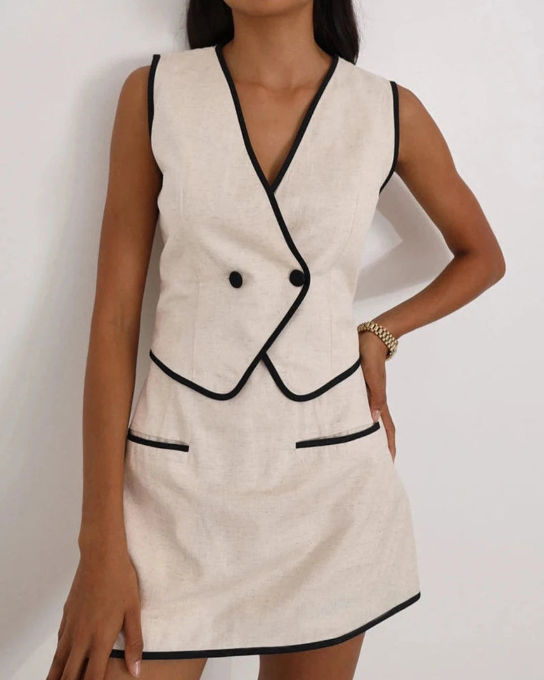 Ensemble Assia coton kaki, silhouette structurée et raffinée.