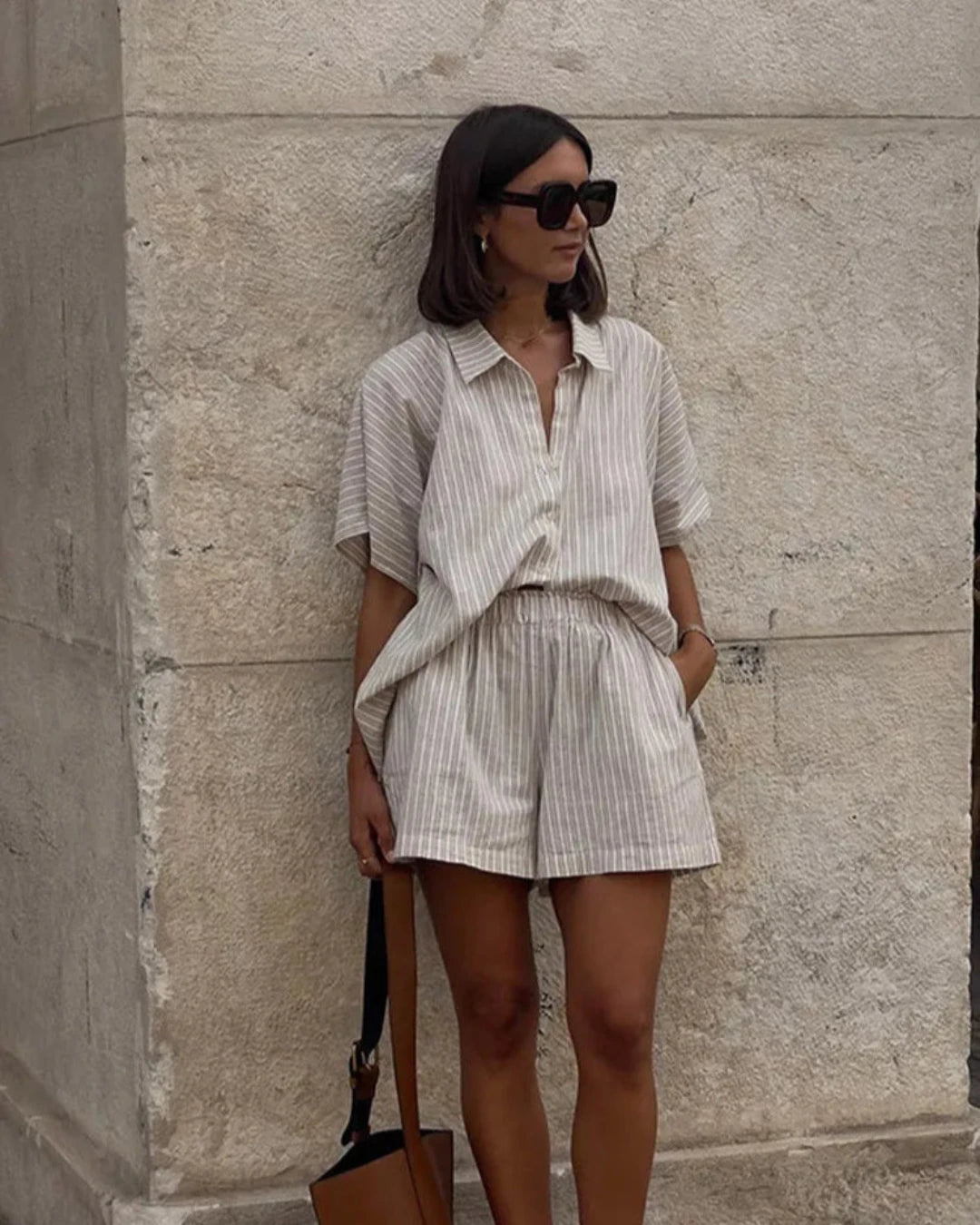 Ensemble rayé Old Money femme, boutons décoratifs, manches demi-longues.