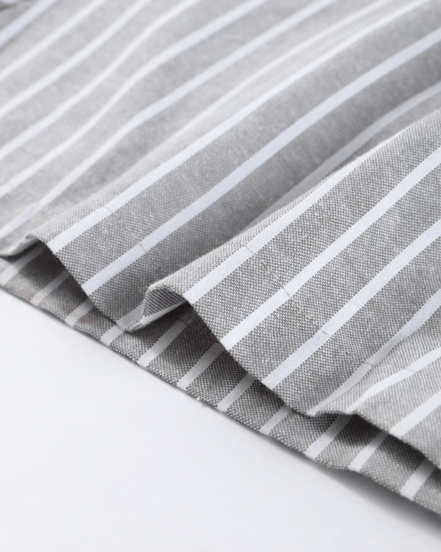 Chemise femme style haute couture, rayures grises, tissu mélangé.