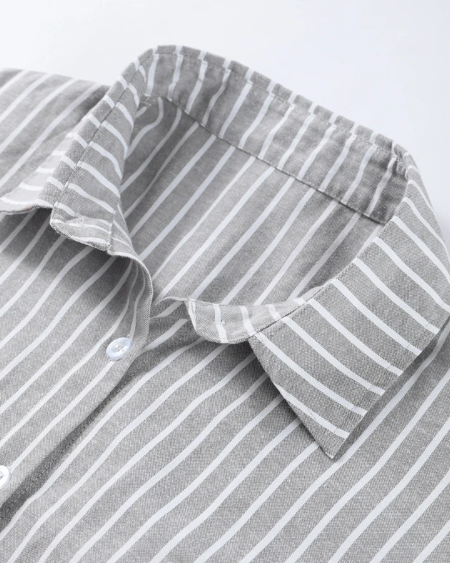 Chemise style haute couture, rayures grises, tissu mélangé.