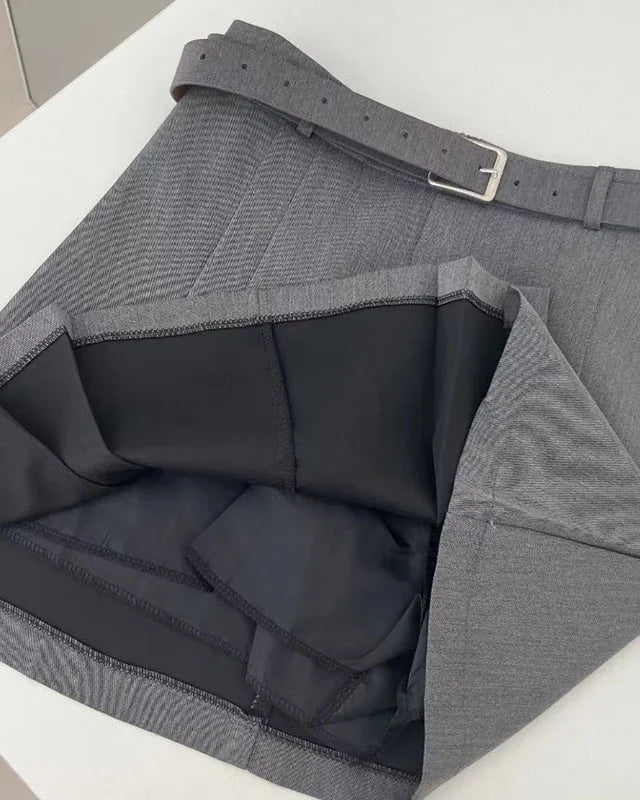 Jupe Adèle grise pour femme, en coton avec légère étirement, coupe au-dessus du genou.