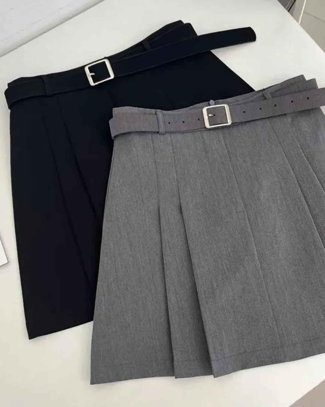 Jupe Adèle grise pour femme, en coton avec légère étirement, coupe au-dessus du genou.