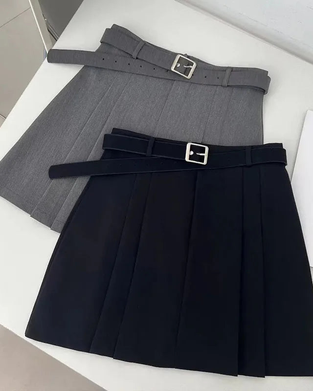 Jupe Adèle noire femme, jupe courte en coton chic et confortable.