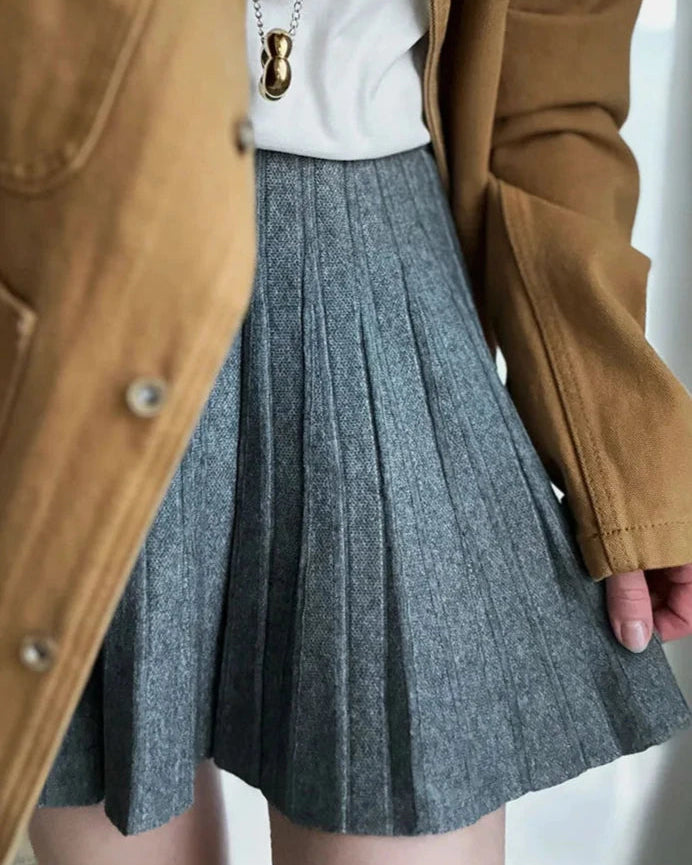 Jupe grise Camille en tissu tricoté, style moderne pour femme.