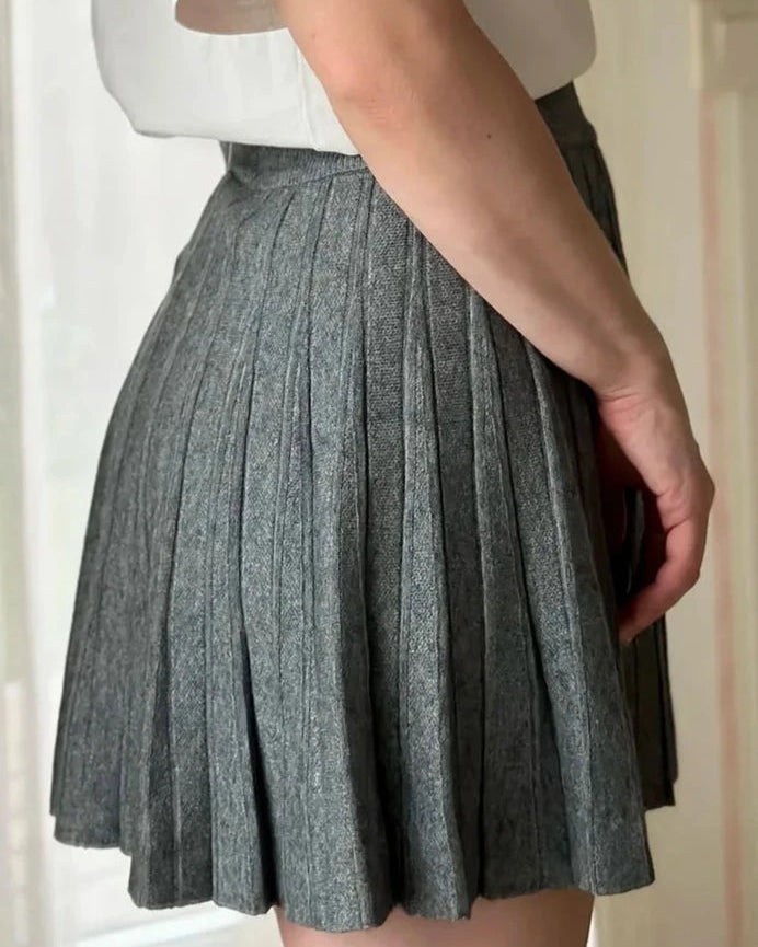 Jupe Camille tricotée gris pour femme, coupe au-dessus du genou avec taille unique.
