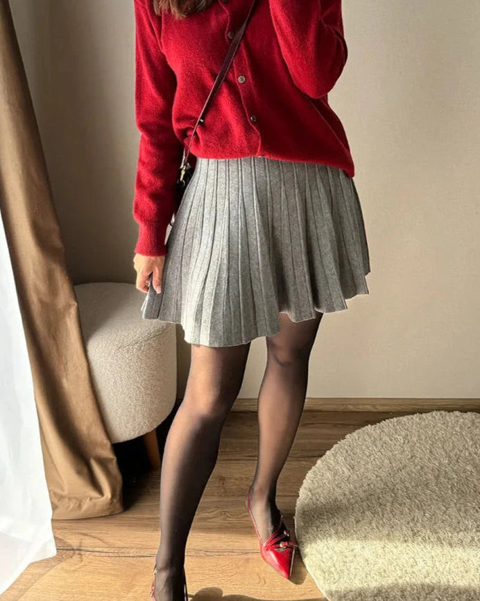 Jupe Camille tricotée gris pour femme, coupe au-dessus du genou avec taille unique.