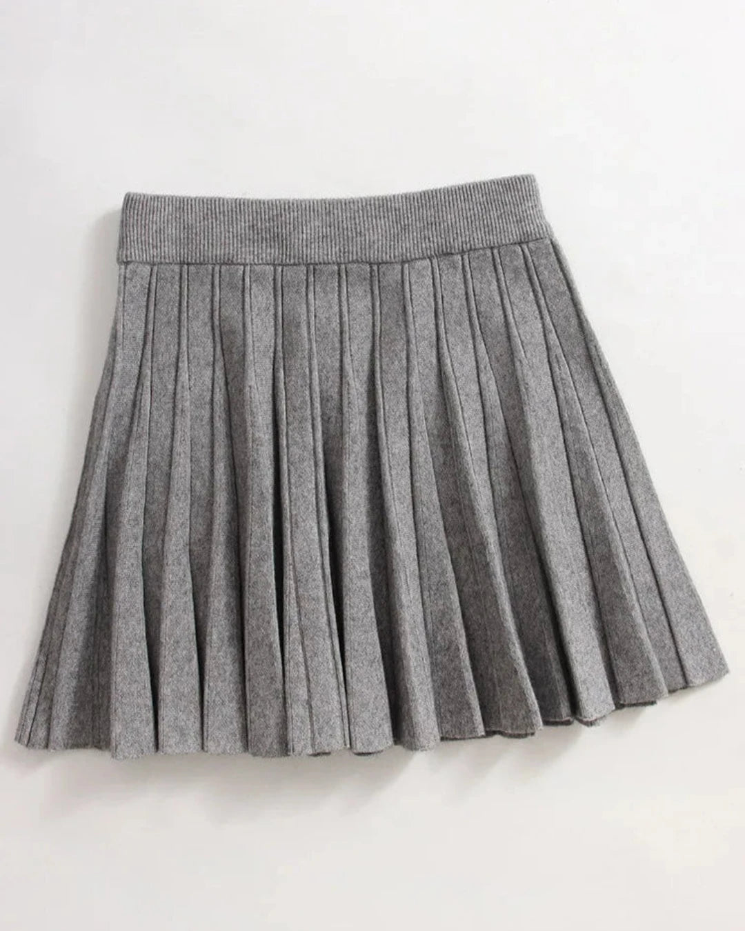 Jupe Camille tricotée gris pour femme, coupe au-dessus du genou avec taille unique.