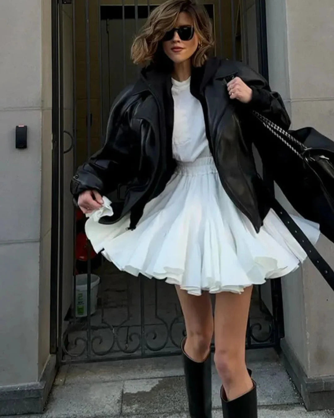 Jupe Denise blanche, longueur cheville et plissée pour un look élégant.