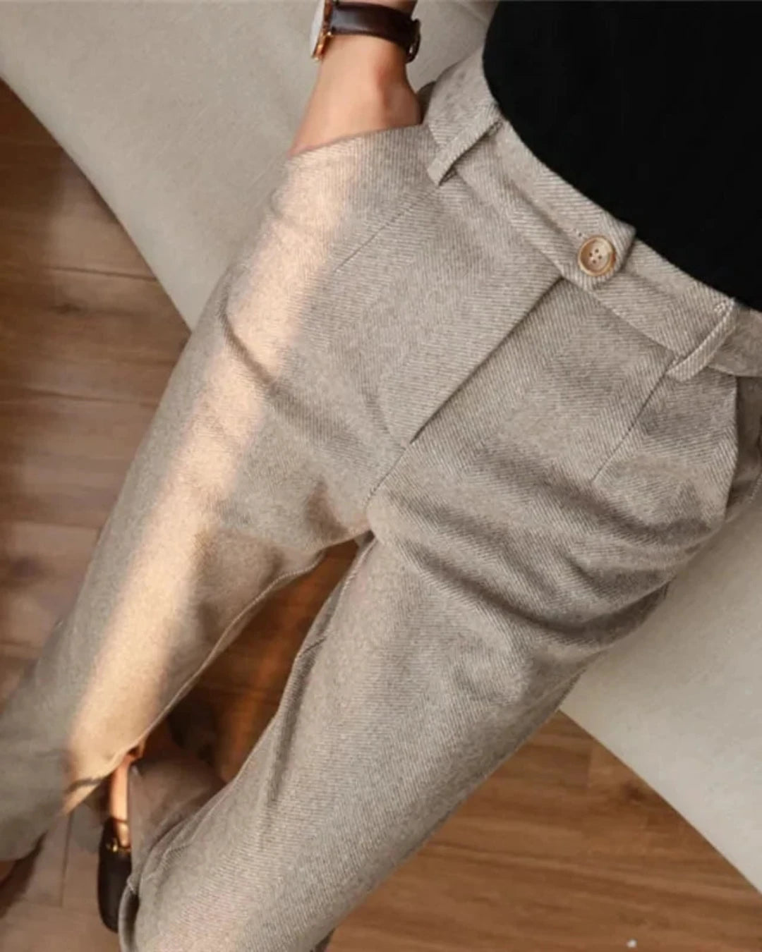 Pantalon Aglaé femme, élégant et flatteur, coupe crayon avec bouton et braguette.