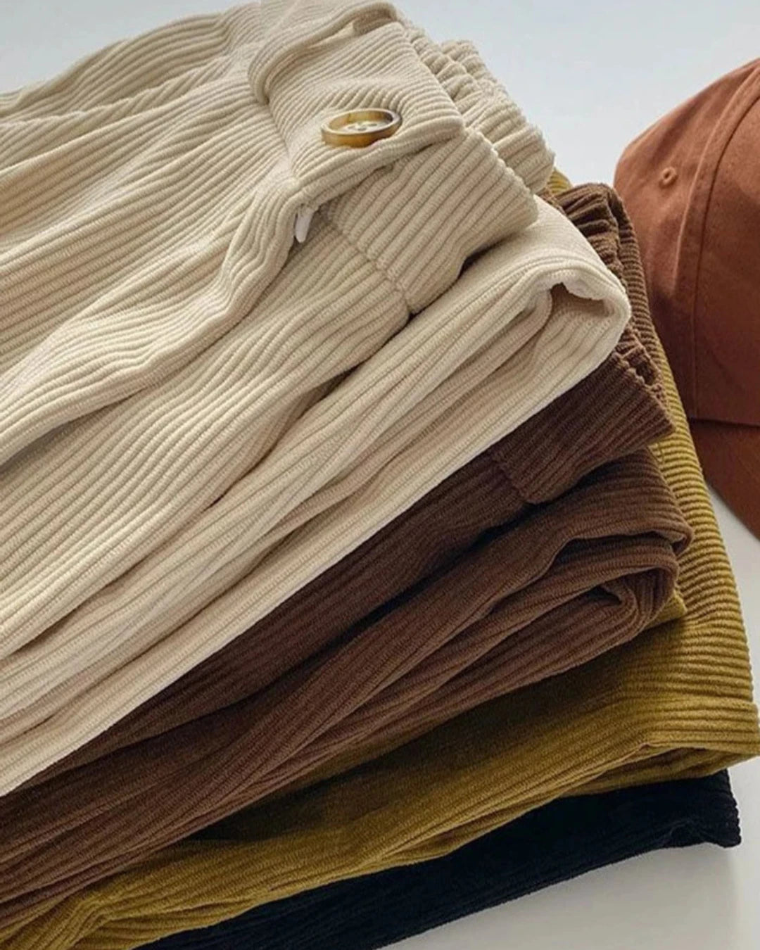 Collection Pantalon Capucine en velours côtelé, couleurs beige, kaki, noir et café, pour un style Old Money.